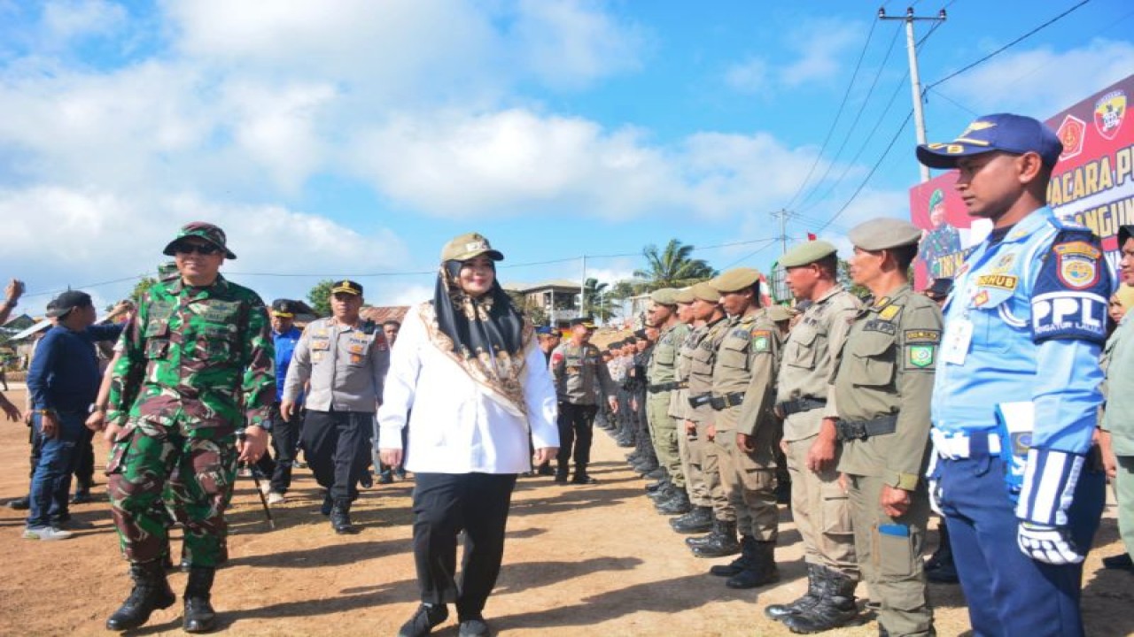 Bupati Kabupaten Bima, Nusa Tenggara Barat (NTB) Hj Indah Dhamayanti Putri saat apel gelar pasukan pembukaan TMMD di daerah setempat, Rabu (20/9/2023) (ANTARA/HO-Humas Pemkab Bima)