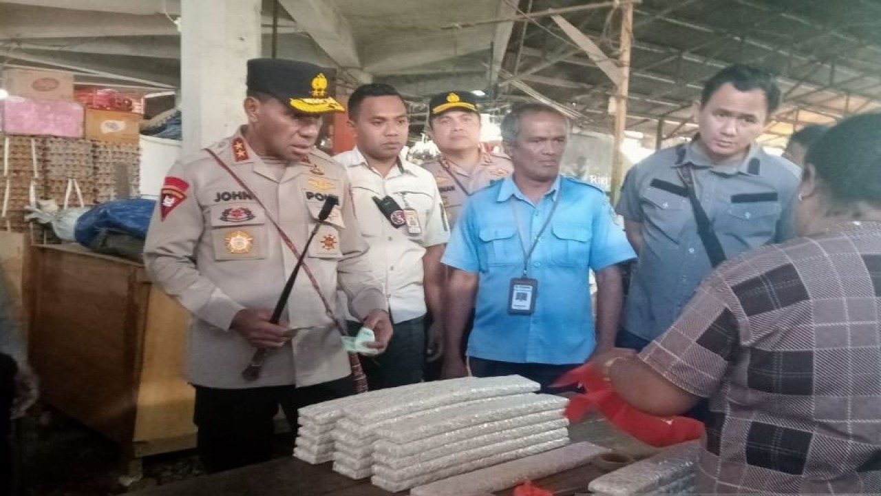 Kapolda Nusa Tenggara Timur Irjen Polisi Johni Asadoma (kiri) saat melakukan pemantauan harg kebutuhan pokok di Pasar Kasih Naikotan Kota Kupang. (ANTARA/Benny Jahang)