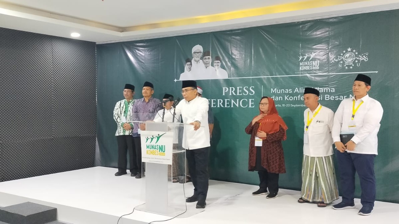 Ketua Umum PBNU KH Yahya Cholil Staquf didampingi para Ketua Komisi menyampaikan perkembangan pembahasan di Munas dan Konbes NU 2023.  (Foto: nusantaratv.com/Ramses R. Manurung)