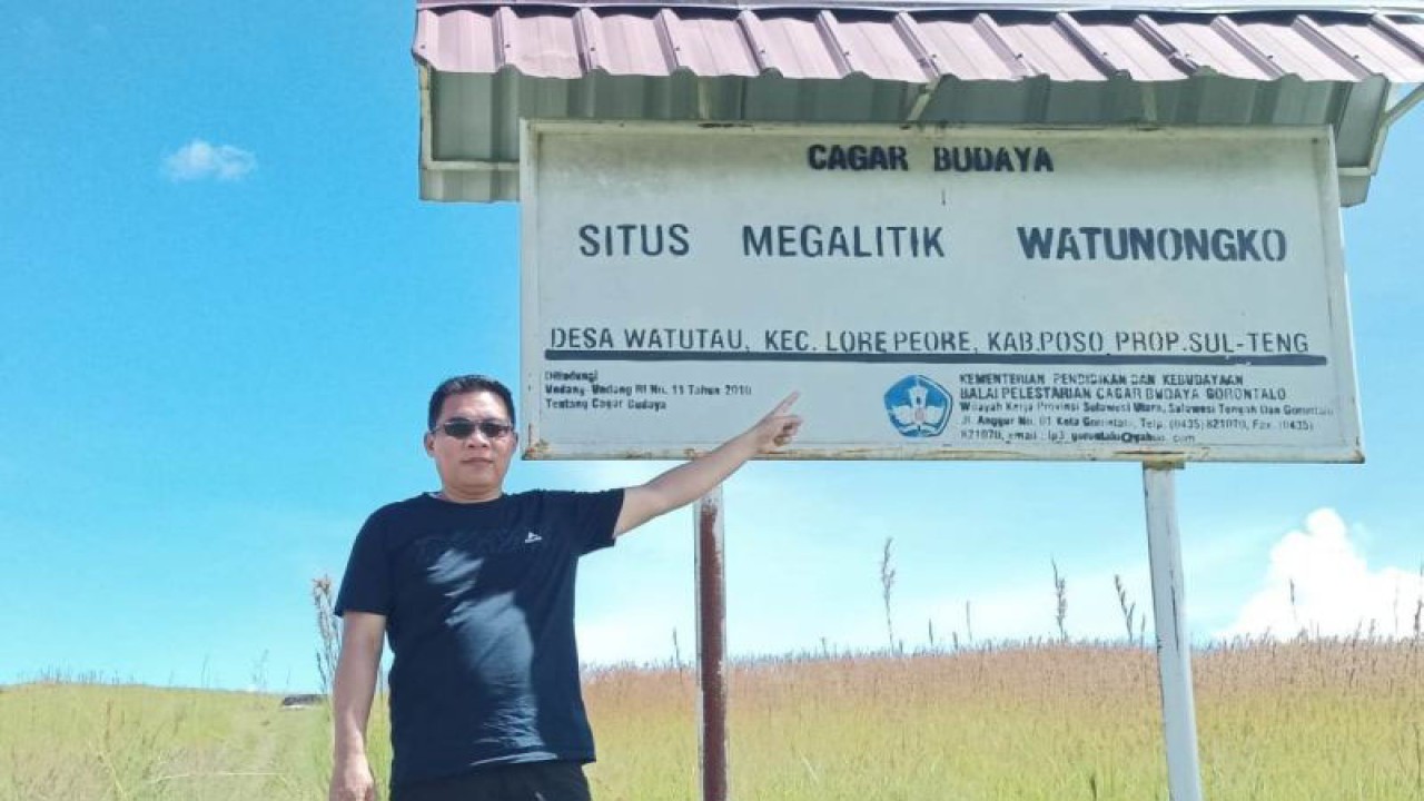 Pengunjung mengunjungi objek wisata megalitikum di Kabupaten Poso. (Dokumen ANTARA)