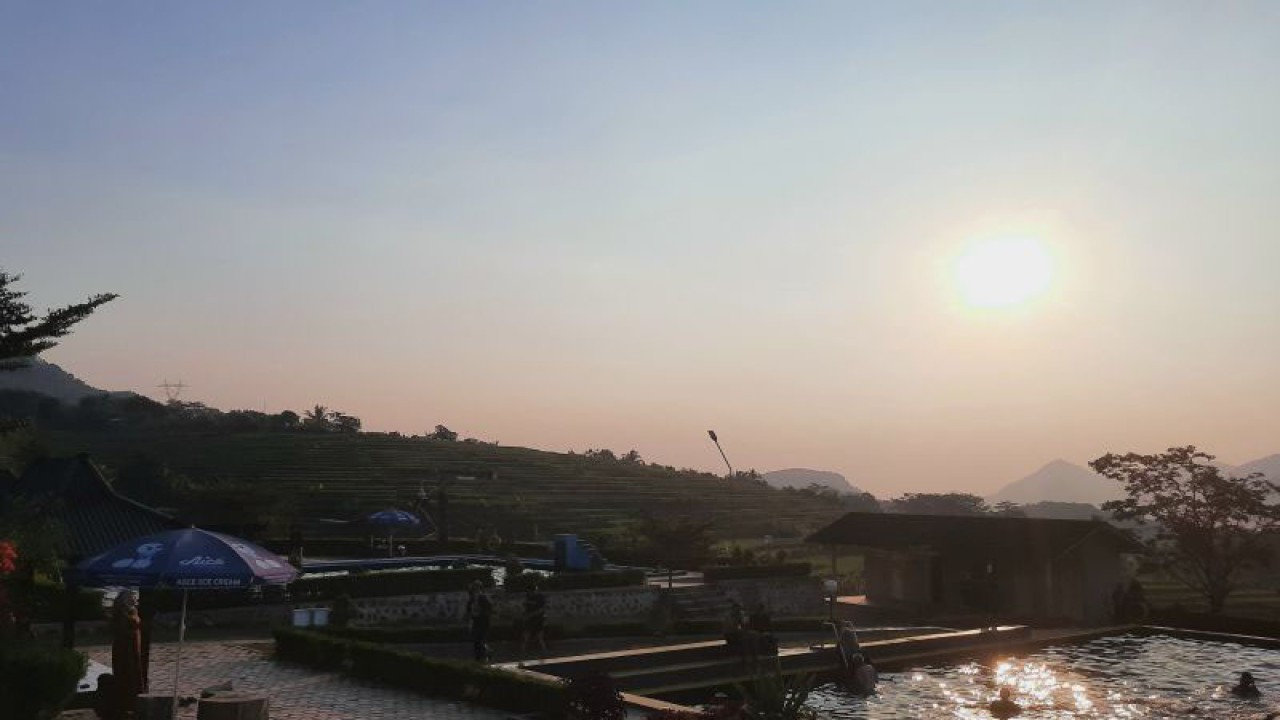 Suasana objek wisata di Kabupaten Kuningan, Jawa Barat. (ANTARA/Fathnur Rohman)