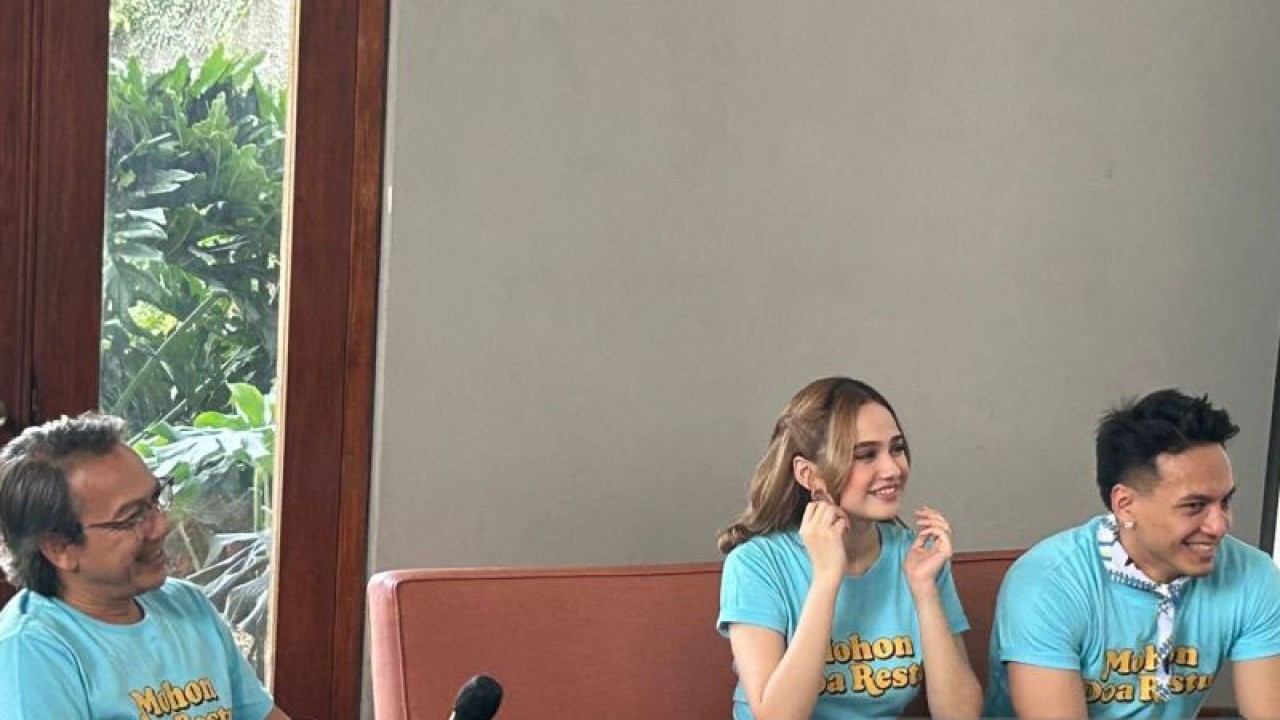 Sutradara Ody Harahap (paling kiri), Syifa Hadju (tengah) dan Jefri Nichol (paling kanan) saat menghadiri acara bincang-bincang bersama di Jakarta, Selasa (5/9/2023). (ANTARA/Vinny Shoffa Salma)