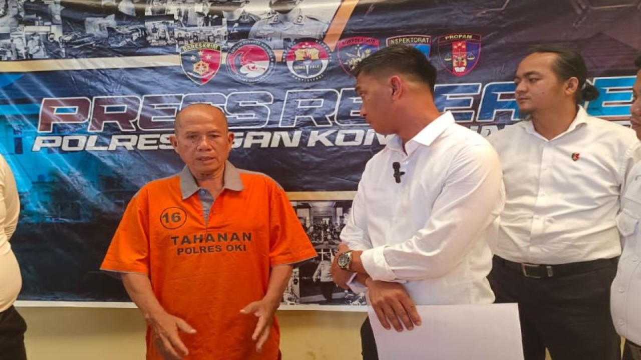 Aparat Kepolisian menangkap pelaku yang sengaja membakar lahan di Kabupaten Ogan Komering Ilir (OKI), Sumatra Selatan, Senin (18/9/2023). (ANTARA/Ist)