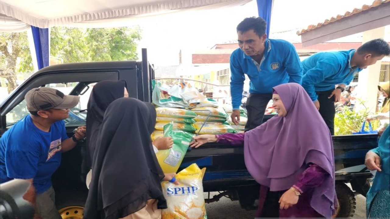 Dinas Ketahanan Pangan OKU Timur menggelar gerakan pangan murah di Martapura, OKU Timur, Sumsel, Kamis (21/9/2023). ANTARA/Edo Purmana