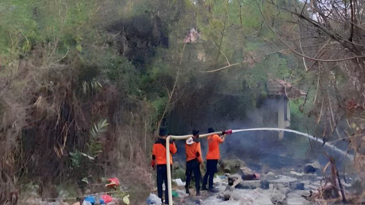 Personel BPBD OKU memadamkan api kebakaran hutan dan lahan (karhutla). (ANTARA/Edo Purmana)