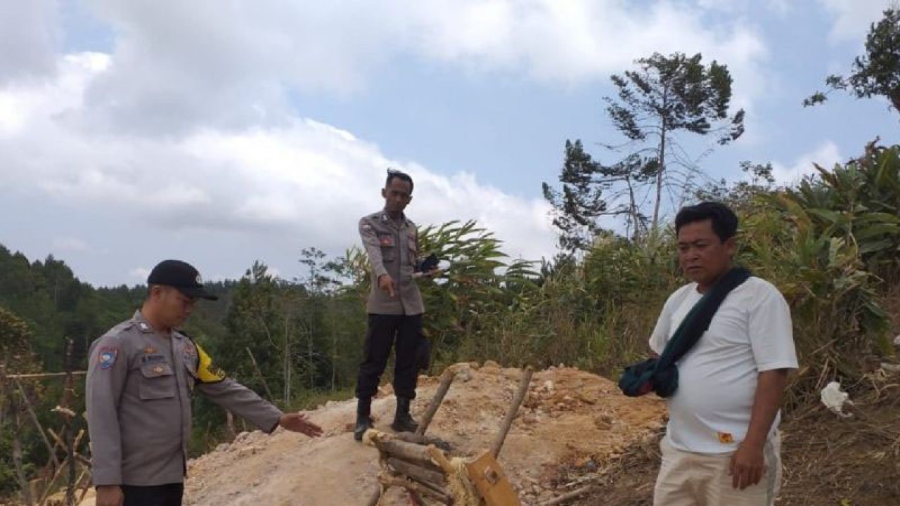 Personel Polsek Ciemas saat menunjukan lokasi tewasnya seorang penambang emas ilegal di lokasi tambang emas tanpa izin di kawasan Kehutanan Blok Cikaret Desa Mekarjaya Kecamatan Ciemas Kabupaten Sukabumi Jawa Barat. Antara/Aditya Rohman