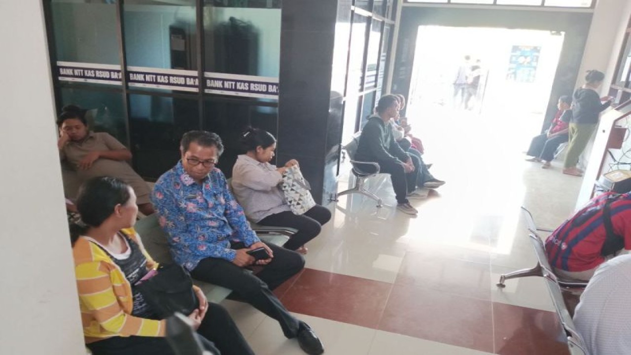 Kepala Ombudsman RI Perwakilan Nusa Tenggara Timur Darius Beda Daton berbincang dengan pasien di RSUD Ba'a Rote Ndao, NTT, Selasa (26/9/2023). (ANTARA/HO-Ombudsman NTT)