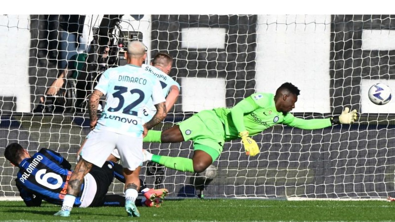 Pesepak bola Atalanta Jose Luis Palomino (kiri) mencetak gol ke gawang Inter Milan yang dijaga oleh penjaga gawang Andre Onana (kanan) dalam laga lanjutan Liga Italia, di Stadion Atleti Azzurri, Bergamo, Italia, Minggu (13/11/2022). Inter berhasil mengalahkan Atalanta 3-2. ANTARA FOTO/Reuters-Alberto Lingria/hp.