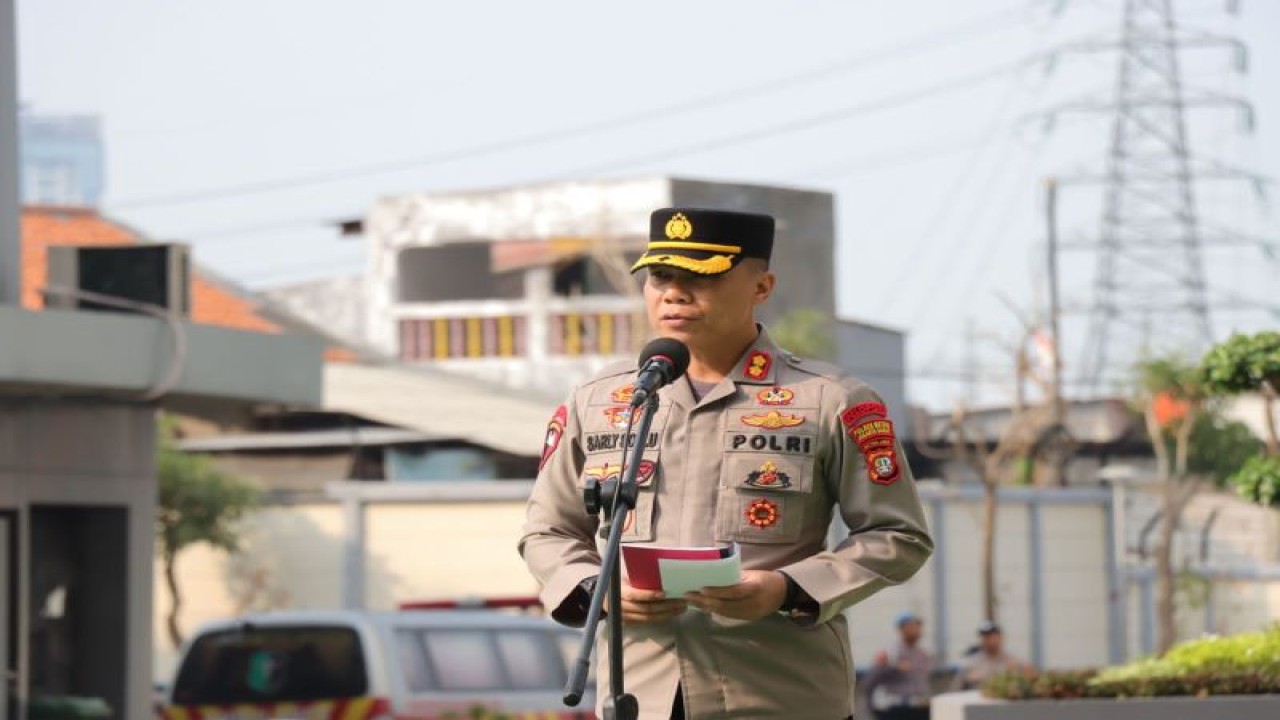 Wakapolres Metro Jakarta Barat, AKBP Sarly Sollu saat memimpin apel gelar pasukan dalam rangka dimulainya pelaksanaan Operasi Zebra Jaya tahun 2023, Senin (18/9/2023). ANTARA/ HO-Polres Jakbar