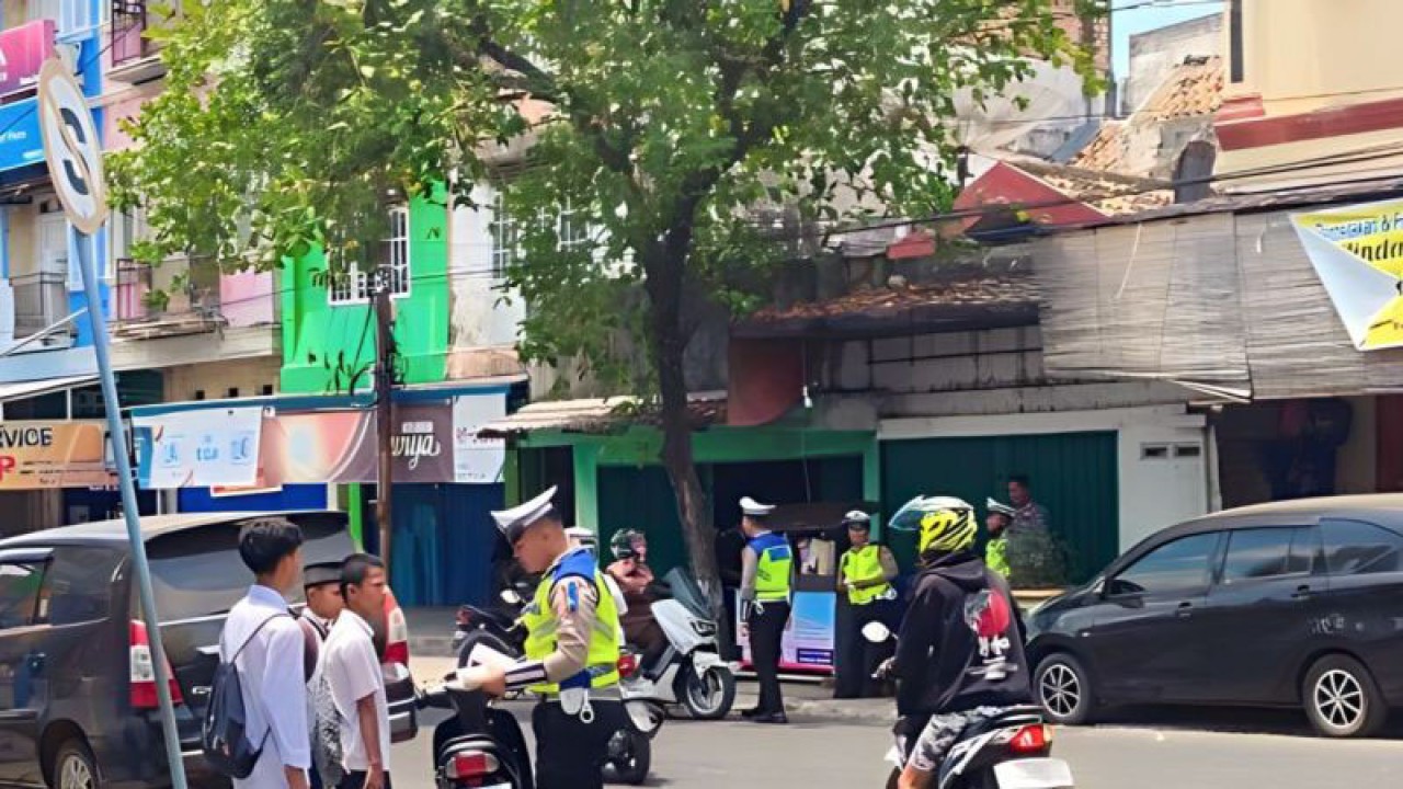 Seorang pengendara terjaring razia Operasi Zebra Musi 2023. (ANTARA/Edo Purmana/23)