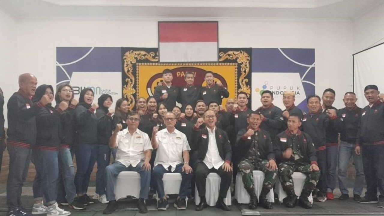 Para lifter Indonesia bersama dengan pengurus PB PABSI dalam agenda pelepasan atlet yang berlangsung di Pelatnas Angkat Besi, Kwini, Jakarta Pusat, Jumat (1/9/2023). (HO/PB PABSI)