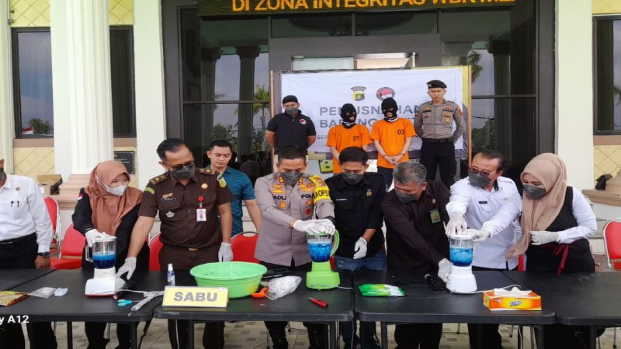 Kapolres Tanjabbar AKBP Padli bersama perwakilan dari jaksa dan pengadilan memusnahkan barang bukti narkoba jenis sabu-sabu yang ditangkap dari tersangka bandar antarprovinsi. (ANTARA/Eko)