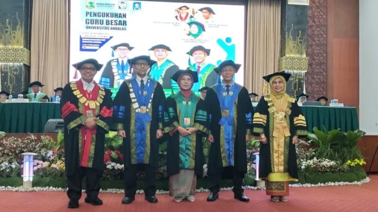 Guru Besar Mekanika Teknik dan Rekayasa Struktur Fakultas Teknik Universitas Andalas (Unand) Sumatera Barat Prof Febrin Anas Ismail (dua dari kanan) usai pengukuhan guru besar di Universitas Andalas, Selasa, (26/9/2023). ANTARA/Muhammad Zulfikar.