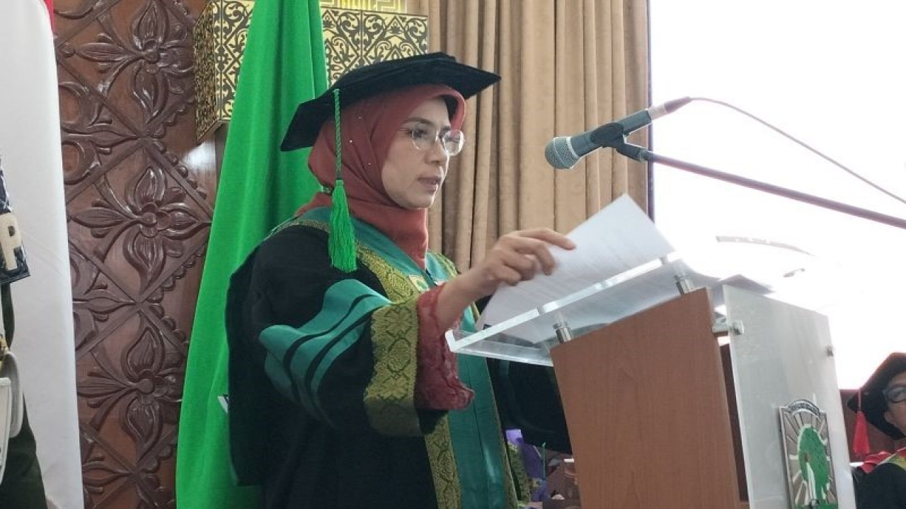 Pakar Neurologi dari Fakultas Kedokteran Universitas Andalas (Unand) Sumatera Barat Prof Yuliarni Syafritra saat orasi ilmiah di Padang, Selasa, (26/9/2023). ANTARA/Muhammad Zulfikar.