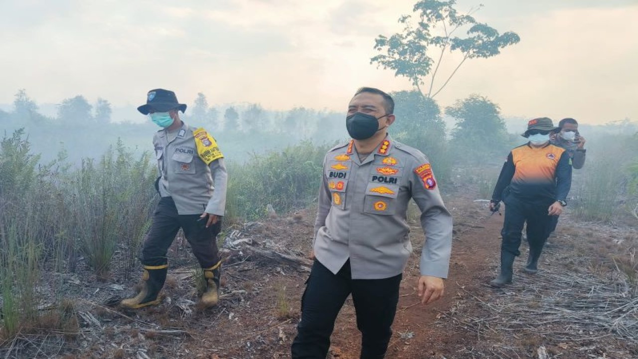 Kapolresta Palangka Raya Kombes Pol Budi Santosa bersama personelnya melakukan pengecekan karhutla yang berada di Kelurahan Petuk Katimpun, kemarin. ANTARA/Humas Polresta Palangka Raya.