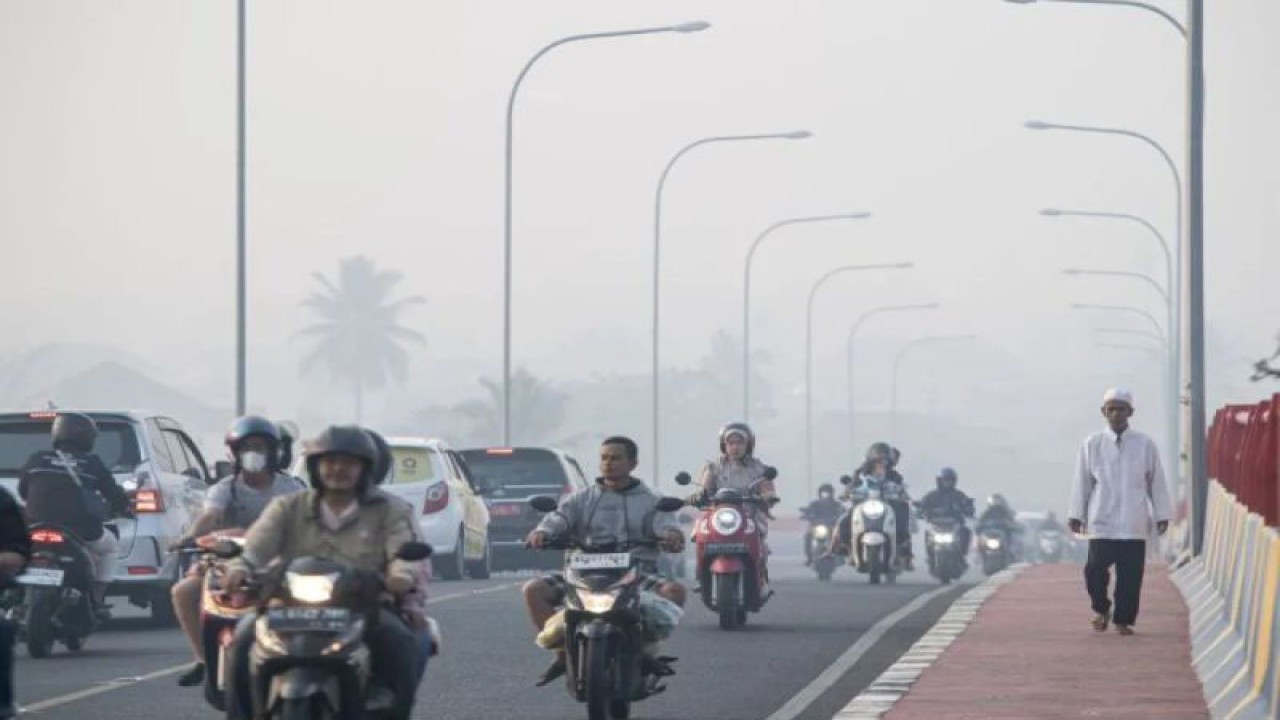 Ilustrasi - Sejumlah pengendara melintas di jembatan musi IV yang tertutup kabut asap di Palembang, Sumatera Selatan, Jumat (15/9/2023) sebagai dampak dari kebakaran hutan dan lahan (Karhutla). (ANTARA FOTO/Nova Wahyudi/YU)