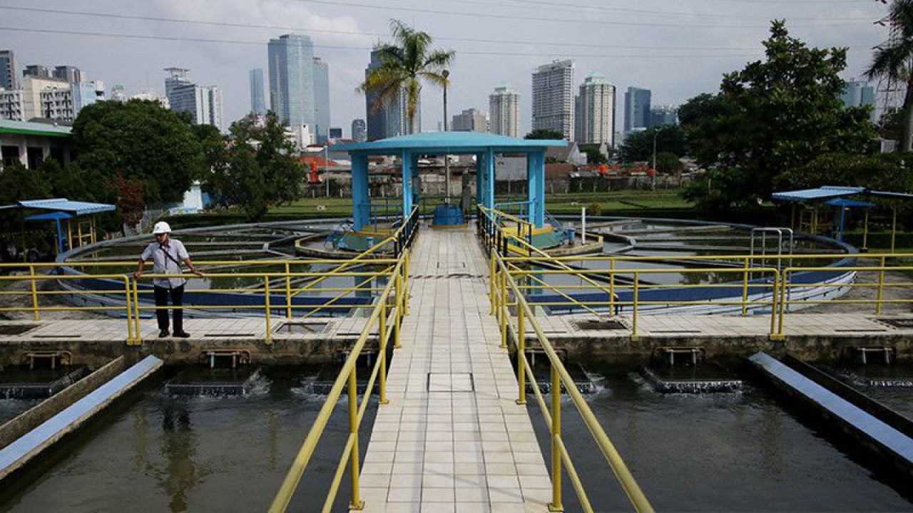 Arsip foto - Petugas melakukan pemeriksaan di Instalasi Produksi Air PT PAM Lyonnasise Jaya (Palyja) Pejompongan, Jakarta, Rabu (13/2/2019). ANTARA FOTO/Rivan Awal Lingga/pd.