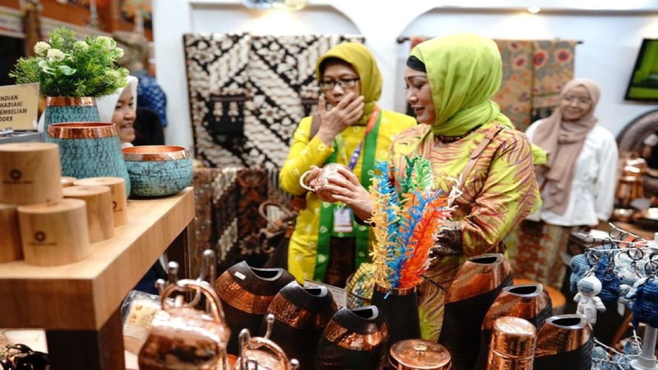 Gerai Dekranasda Jawa Tengah yang memajang produk-produk kriya unggulan pada pameran Kriyanusa 2023. (ANTARA/HO-Humas Pemprov Jateng)