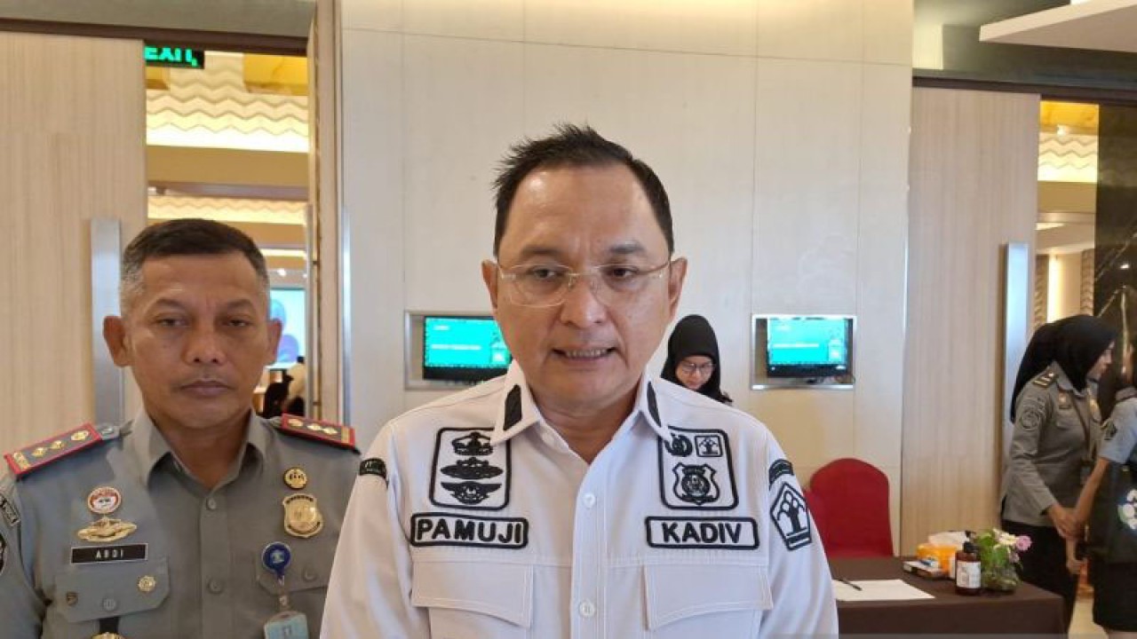 Kepala Divisi Keimigrasian Kanwil Kemenkumham DKI Jakarta Pamuji Raharja di kawasan Sunter, Jakarta Utara, Rabu (20/9/2023). ANTARA/Abdu Faisal