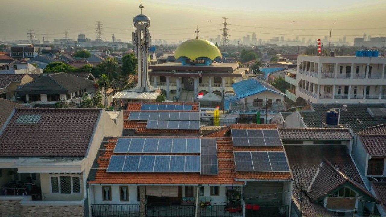 Panel-panel surya PLTS terpasang di atap rumah milik Riky di Duren Sawit, Jakarta Timur, DKI Jakarta. ANTARA FOTO/Aditya Pradana Putra.