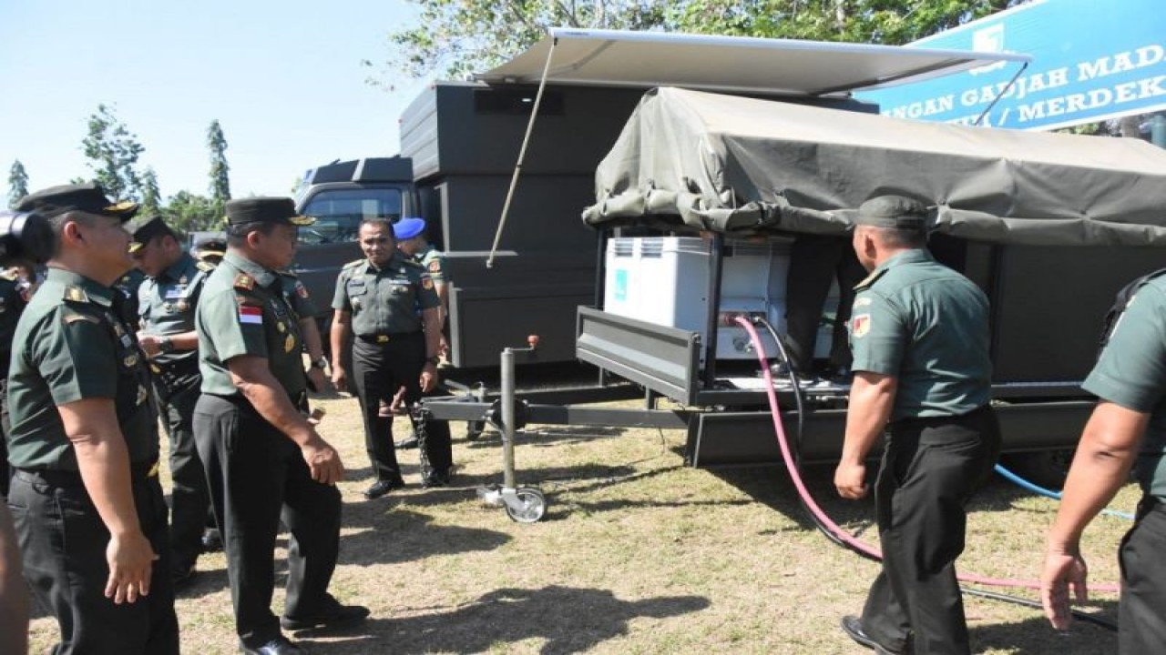 Pangdam XIII/Merdeka Mayjen TNI Legowo WR Jatmiko meninjau sarana dan prasarana pendukung pengoperasian rumah sakit lapangan di Kota Manado, Provinsi Sulawesi Utara, Selasa (26/9/2023).( ANTARA/HO-Pendam XIII/Merdeka)