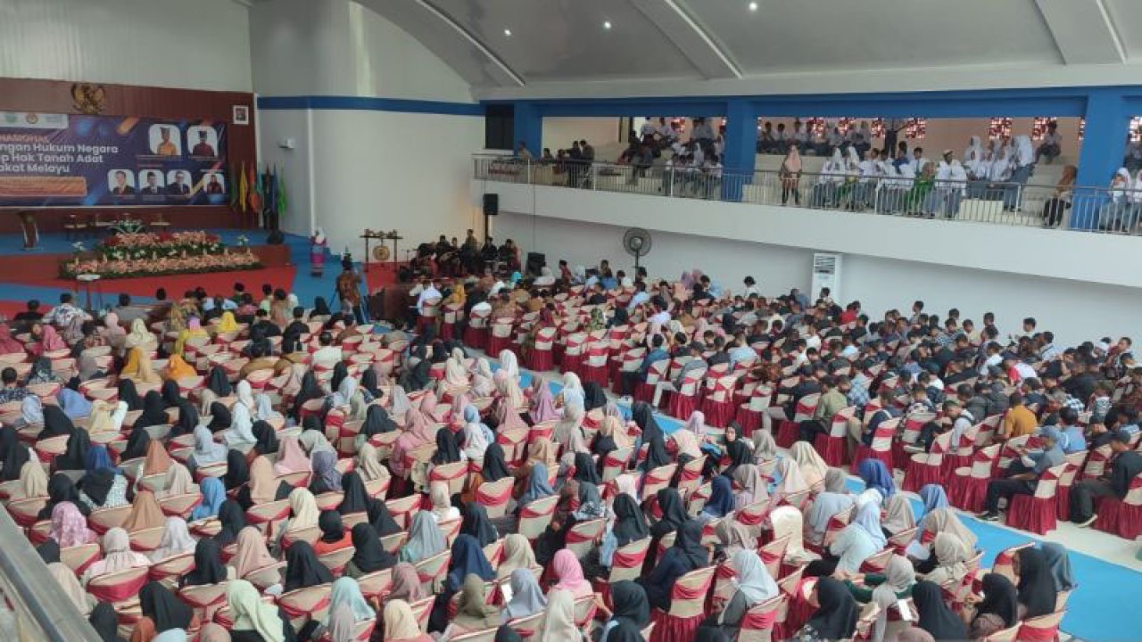 Ribuan peserta ikuti Seminar Nasional Perlindungan Hukum Negara Atas Hak Tanah Adat Masyarakat Melayu di Pangkalpinang, Selasa (26/9/2023). (ANTARA/HO-Aprionis)