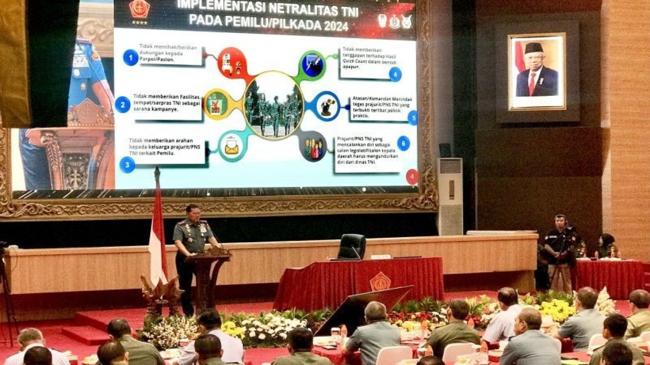 Panglima TNI Laksamana TNI Yudo Margono memberi arahan kepada jajarannya terkait netralitas TNI dalam Pemilu 2024 di Markas Besar TNI di Cilangkap, Jakarta, Selasa (12/9/2023). ANTARA/Genta Tenri Mawangi.