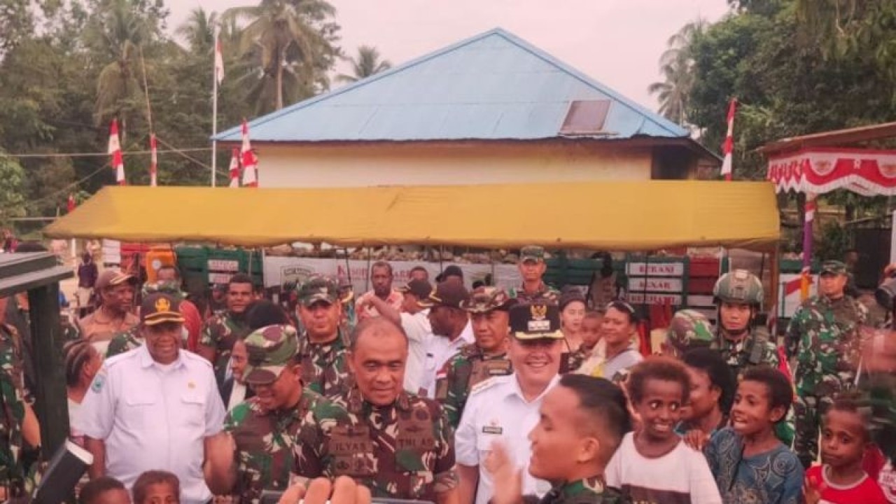 Panglima Kodam XVIII/Kasuari, Mayor Jenderal TNI Ilyas Alyamsyah, melihat secara langsung anak-anak belajar melalui perpustakaan keliling pada kunjungannya di Kabupaten Maybrat, Papua Barat Daya, Rabu (21/9).ANTARA/Yuvensius L Banafanu
