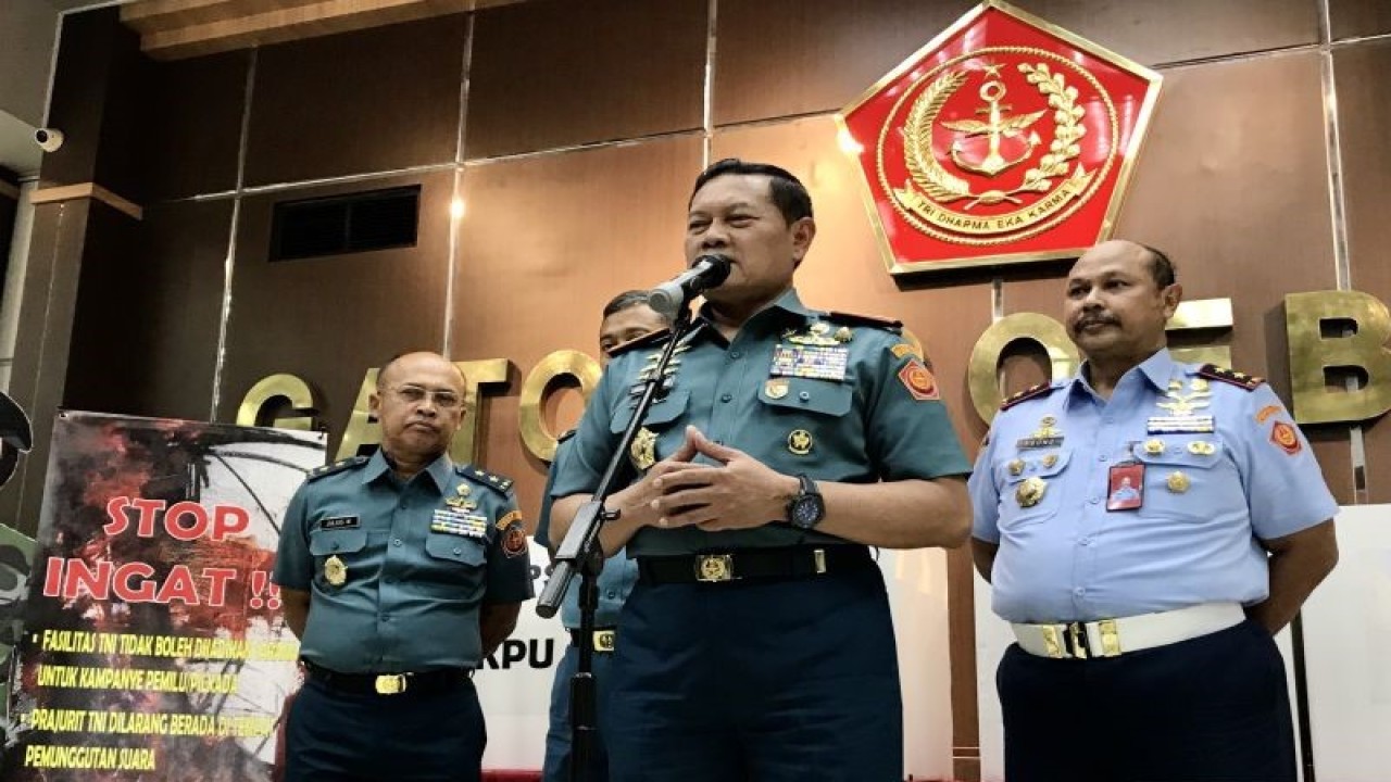 Panglima TNI Laksamana TNI Yudo Margono (dua kanan) memberi keterangan kepada wartawan selepas acara bimbingan teknis di Markas Besar TNI di Cilangkap, Jakarta, Selasa (12/9/2023). ANTARA/Genta Tenri Mawangi.