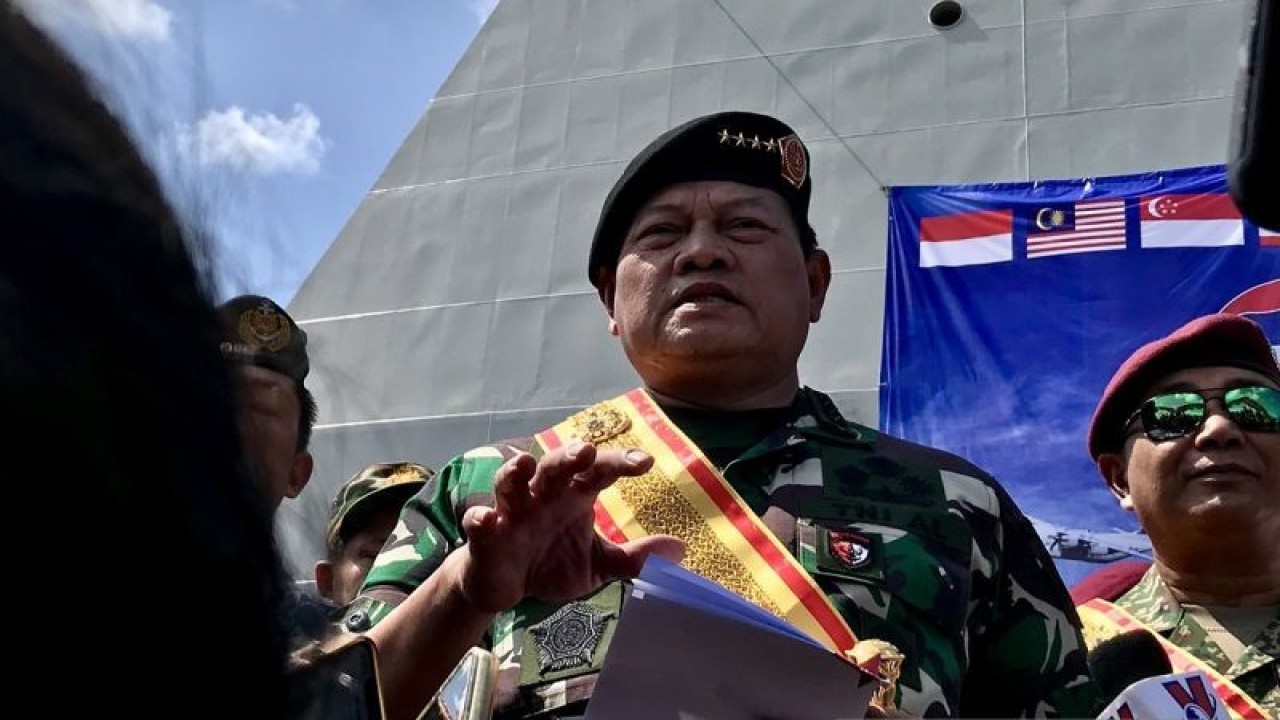 Ilustrasi - Panglima TNI Laksamana TNI Yudo Margono saat memberikan keterangan usai membuka latihan bersama ASEAN Solidarity Exercise 01 Natuna di Dermaga Batu Ampar, Batam, Kepulauan Riau, Selasa (19/92023). ANTARA/Genta Tenri Mawangi/aa.