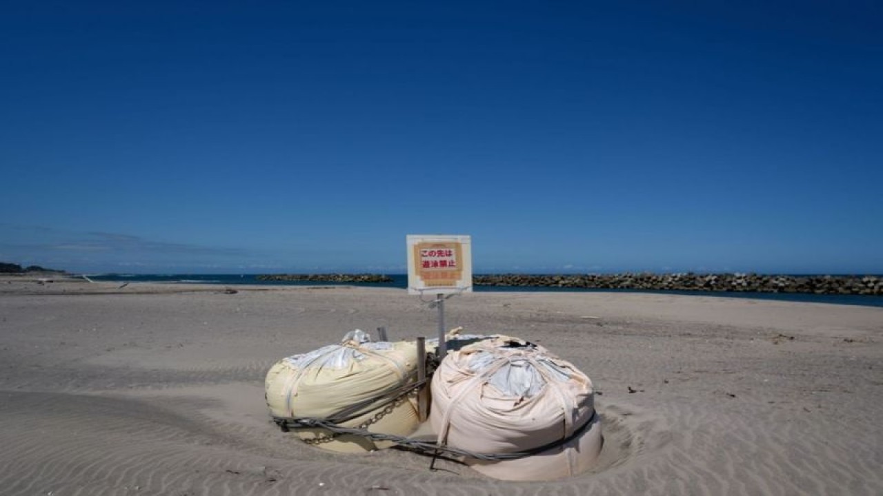Papan peringatan di pantai Tsurishihama di Kota Shinchi, Prefektur Fukushima, Jepang, Selasa (22/8/2023). (ANTARA/Xinhua/ZhangXiaoyu)