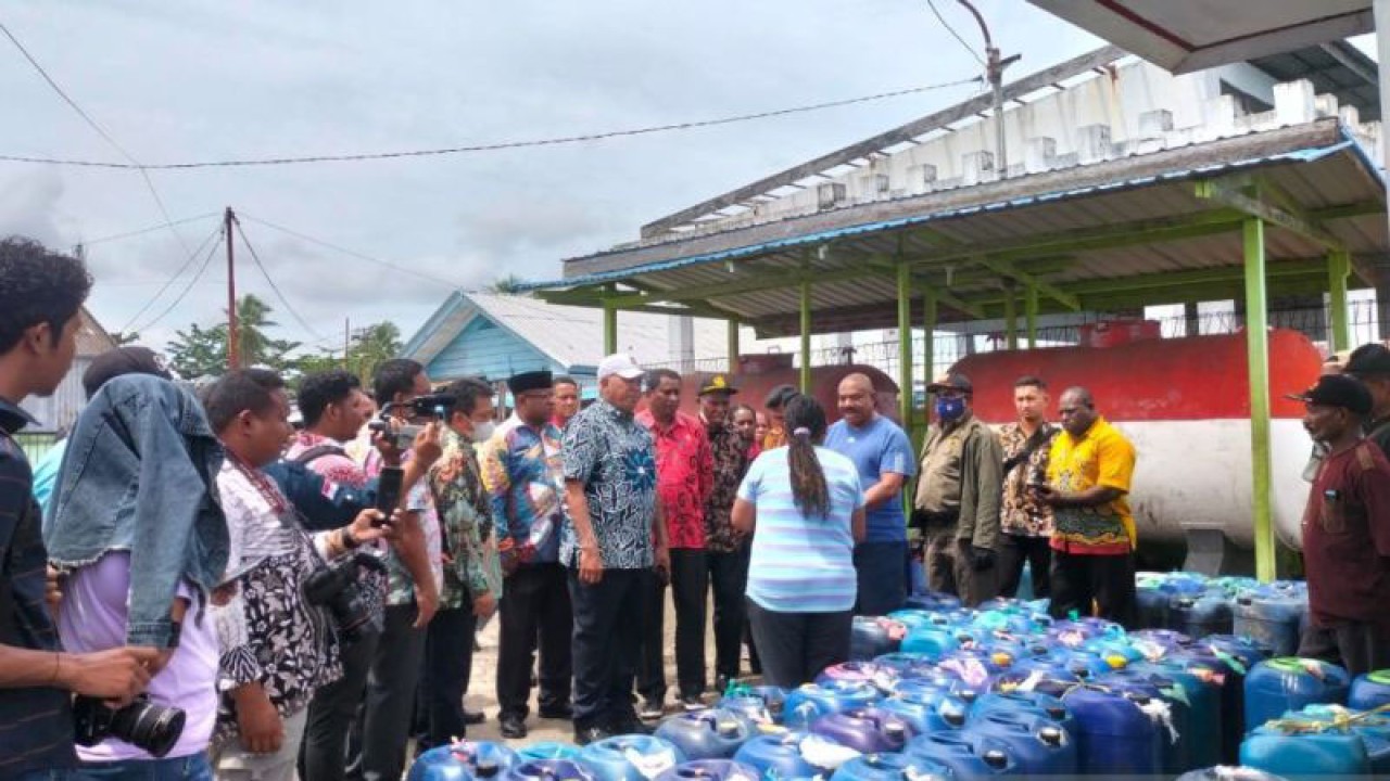 Penjabat Gubernur Papua Barat Paulus Waterpauw saat meninjau aktivitas pengisian BBM subsidi di SPBN Sanggeng, Manokwari, beberapa waktu lalu. ANTARA/Fransiskus Salu Weking