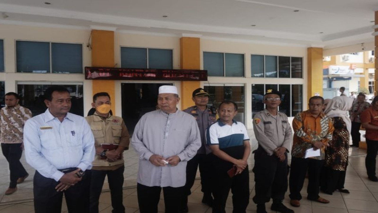 Bupati Pasaman Barat Hamsuardi (peci putih) saat melepas tim verifikasi percepatan penanganan bantuan rumah rusak berat akibat gempa, Rabu (13/9/2023). (ANTARA/Altas Maulana)