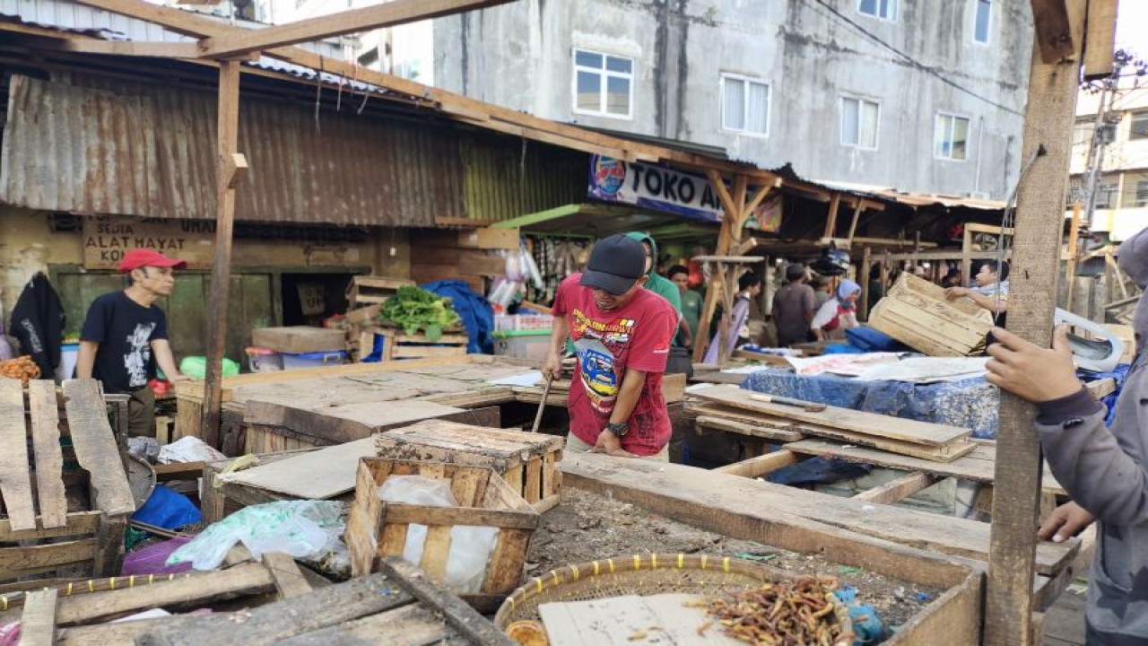 Pedagang kaki lima (PKL) di areal sekitar Pasar Pasir Gintung sedang membersihkan puing-puing bekas lapaknya sebelum pindah ke tempat yang sudah disediakan saat penertiban PKL itu di Bandarlampung, Selasa (12/9/2023). ANTARA/Dian Hadiyatna