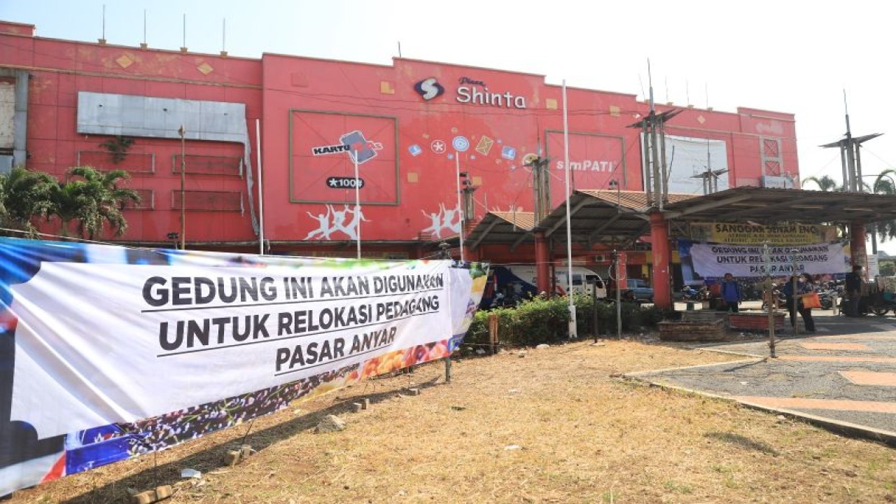 Spanduk pengumuman terkait pemindahan pedagang pasar anyar ke plaza shinta di Cimone Karawaci. HO/Pemkot Tangerang