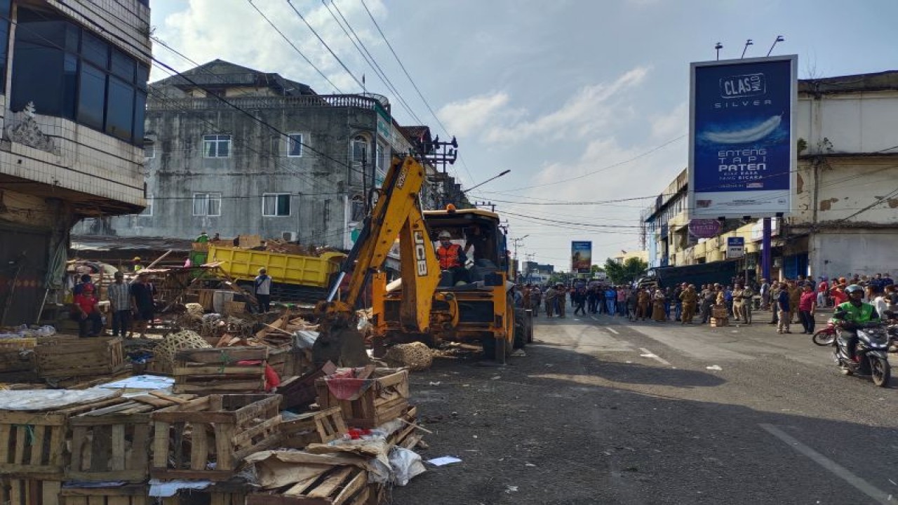 Penertiban pedangan kaki lima di area Pasar Pasir Gintung, Bandarlampung yang akan direvitalisasi. Bnadarlampung, Selasa, (12/9/2023). (ANTARA/Dian Hadiyatna)