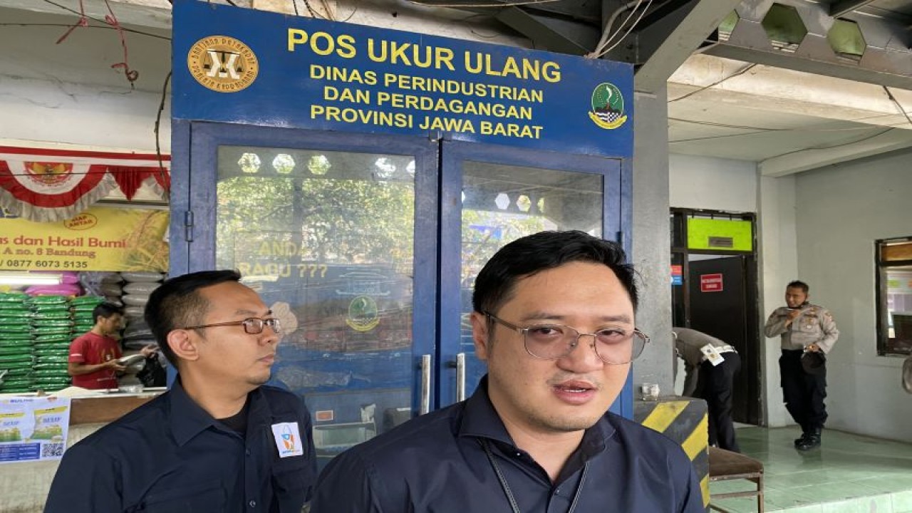 Plt Direktur Utama Perumda Pasar Juara Kota Bandung Ricky Ferlino Shafri saat memberikan keterangan di Pasar Sederhana, Kota Bandung (27/9/2023). ANTARA/Rubby Jovan (ANTARA/Rubby Jovan)