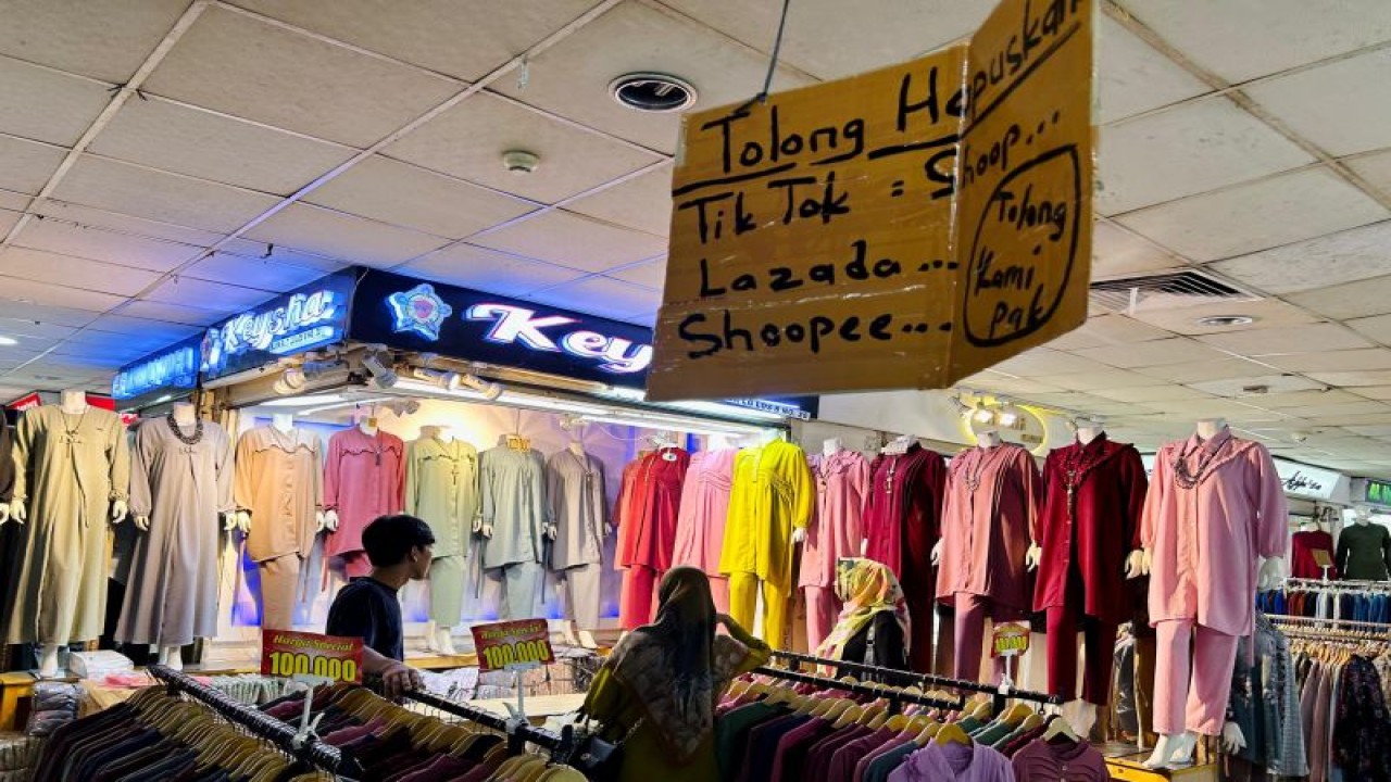 Para pedagang di Pasar Tanah Abang menyerukan penghapusan "social commerce" yang menjadi salah satu penyebab sepinya Pasar Tanah Abang, Jakarta, Sabtu (23/09/2023). ( ANTARA/Agatha Olivia Victoria