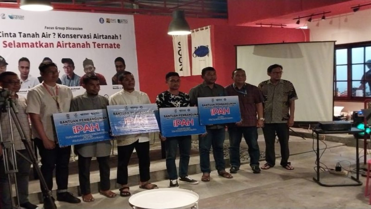 Lembaga Besa Macahaya yang konsisten menyediakan air bersih membantu warga melalui program Ipah, Senin (4/9/2023). ANTARA/Abdul Fatah