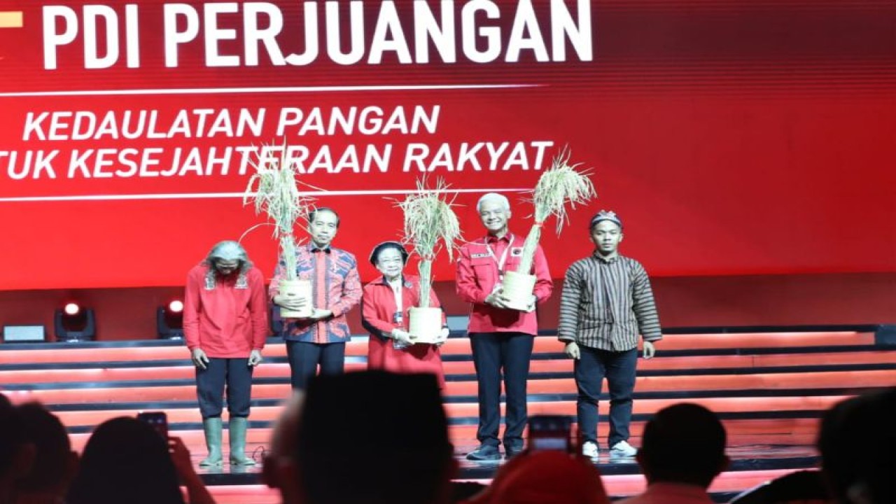 Ketua Umum PDI Perjuangan Megawati Soekarnoputri (tengah) bersama Presiden Joko Widodo (kedua kiri), bacapres Ganjar Pranowo (kedua kanan) dan perwakilan petani membawa bibit unggul padi Mari Sejahterakan Petani (MSP) saat pembukaan Rapat Kerja Nasional (Rakernas) IV PDI Perjuangan di JIExpo Kemayoran, Jakarta, Jumat (29/9/2023) (Istimewa)