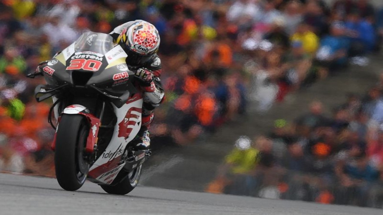 Pebalap tim LCR Honda Takaaki Nakagami menjalani Grand Prix Austria, Red Bull Ring, Spielberg. (21/8/2022) (AFP/VLADIMIR SIMICEK)