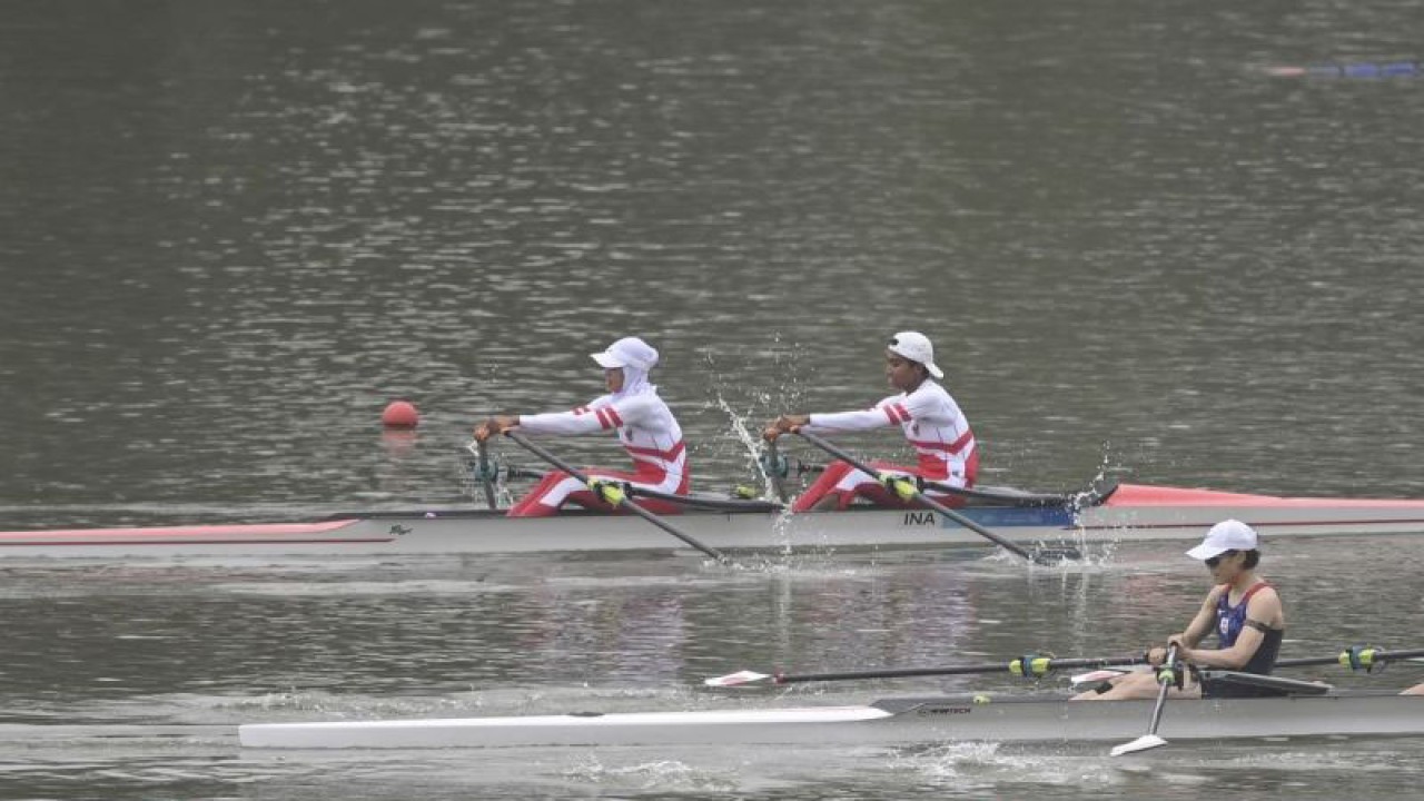 Pedayung putri Indonesia Chelsea Corputty (tengah) dan Mutiara Rahma Putri (kiri) memacu kecepatan pada final nomor lightweight women's double sculls Asian Games di Fuyang Water Sports Center, Hangzhou, China, Minggu (24/9/2023). Chelsea Corputty dan Mutiara Rahma Putri meraih medali pertama bagi Indonesia pada Asian Games 2022, yakni medali perunggu. ANTARA FOTO/Hafidz Mubarak A/tom.