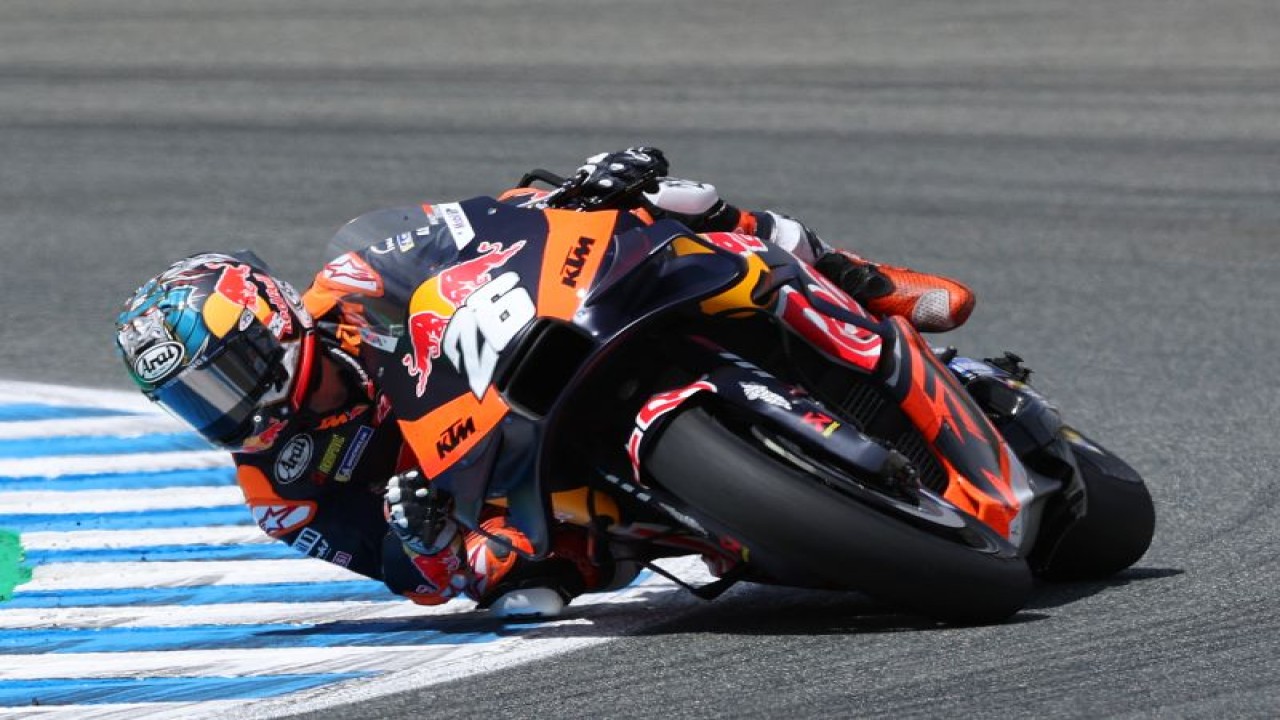 Pembalap Red Bull KTM Dani Pedrosa saat balapan di MotoGP Spanyol di Sirkuit Jerez, 30 April 2023. (ANTARA/AFP/PIERRE-PHILIPPE MARCOU)