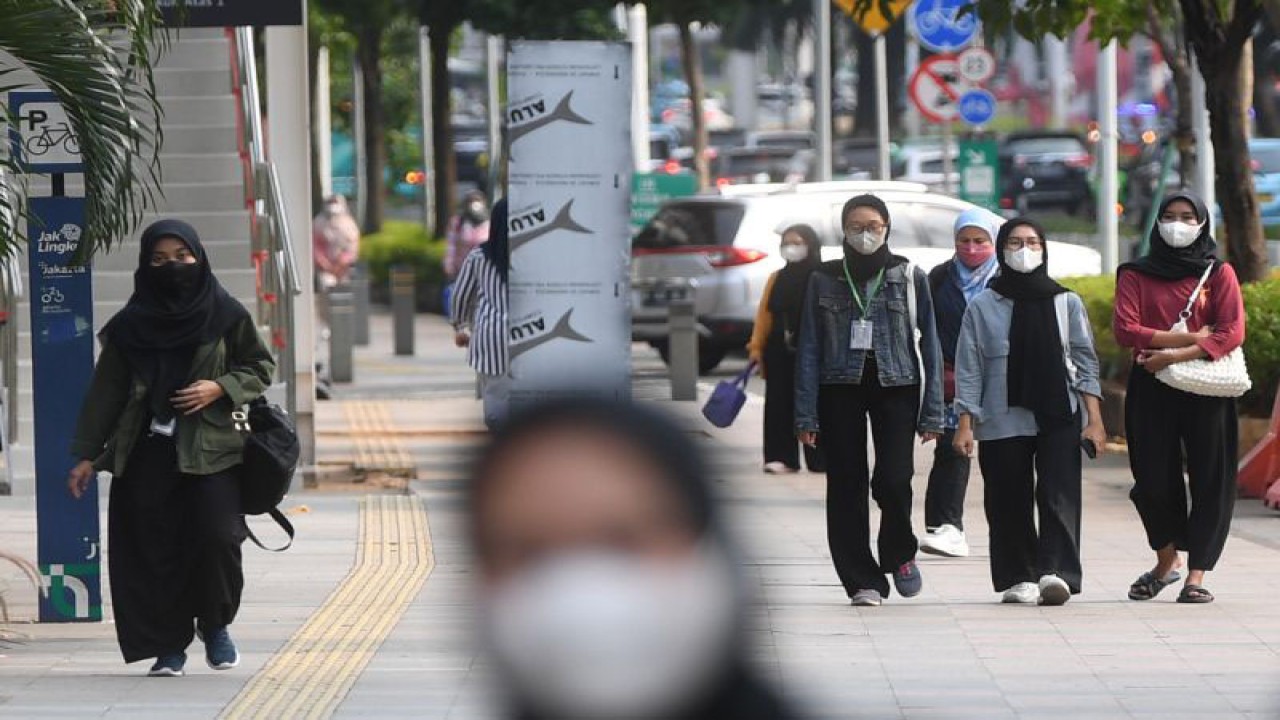 Beberapa pekerja kantor berjalan pulang di jalan Sudirman, Jakarta, Jumat (24/3/2023). ANTARA FOTO/Akbar Nugroho Gumay/aww.