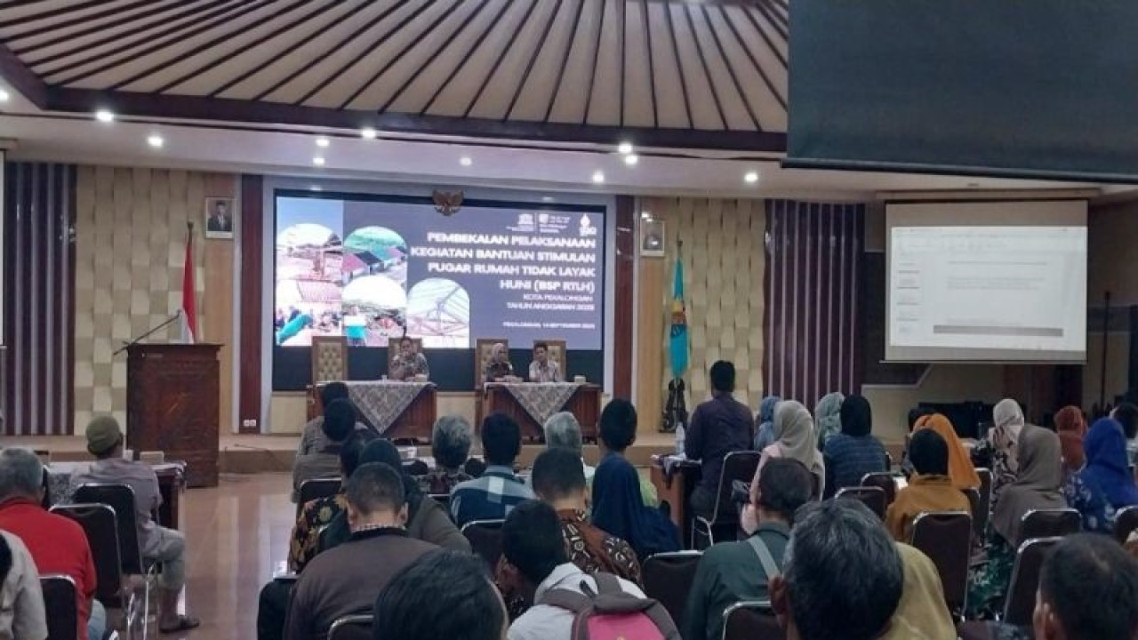 Dinas Perumahan Rakyat dan Kawasan Permukiman Kota Pekalongan dan Perwakilan Kejari Kota Pekalongan memberikan pengarahan mengenai petunjuk penggunaan dana stimulan untuk perbaikan RTLH di Kota Pekalongan, Kamis (14/9/2023). (ANTARA/Kutnadi)