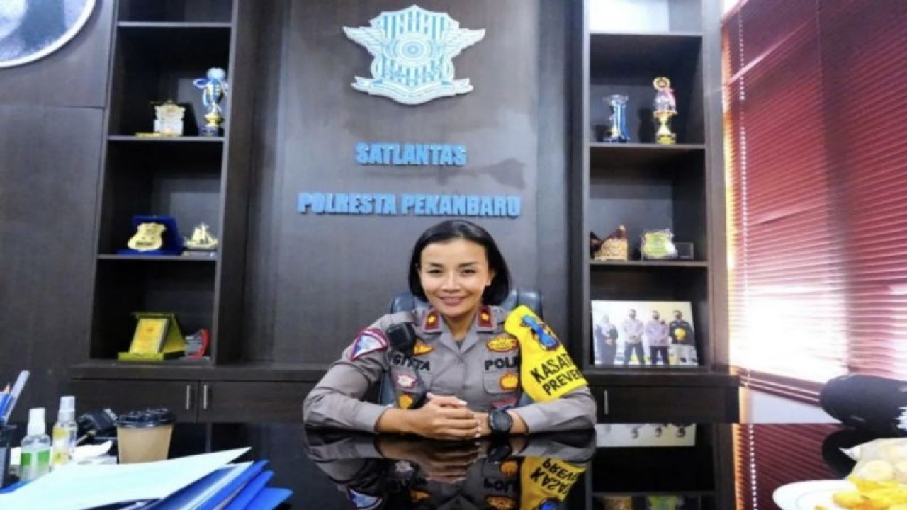Kasatlantas Polresta Pekanbaru Kompol Birgitta Atvina menyampaikan jumlah pelanggar selama tiga hari operasi zebra. (ANTARA/HO-Polresta Pekanbaru)