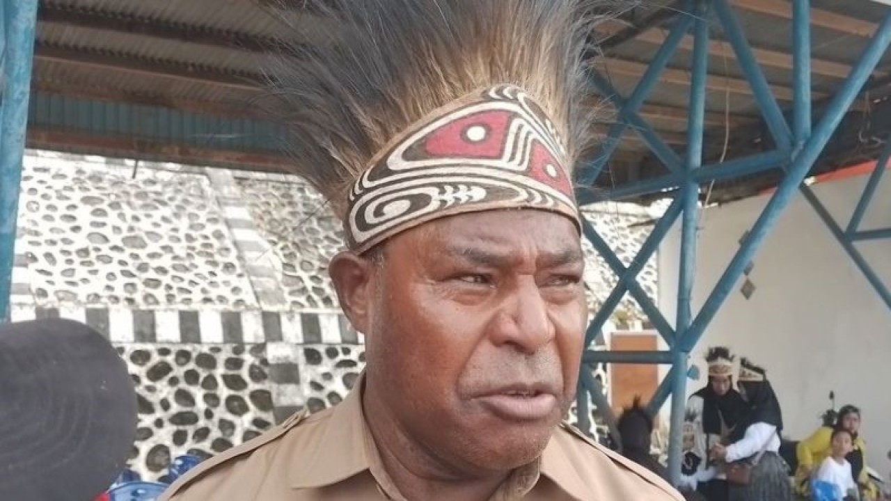 Pelaksana Tugas Kepala Dinas Pendidikan Kabupaten Jayapura Eqberth C Kopeuw. (ANTARA/Yudhi Efendi)