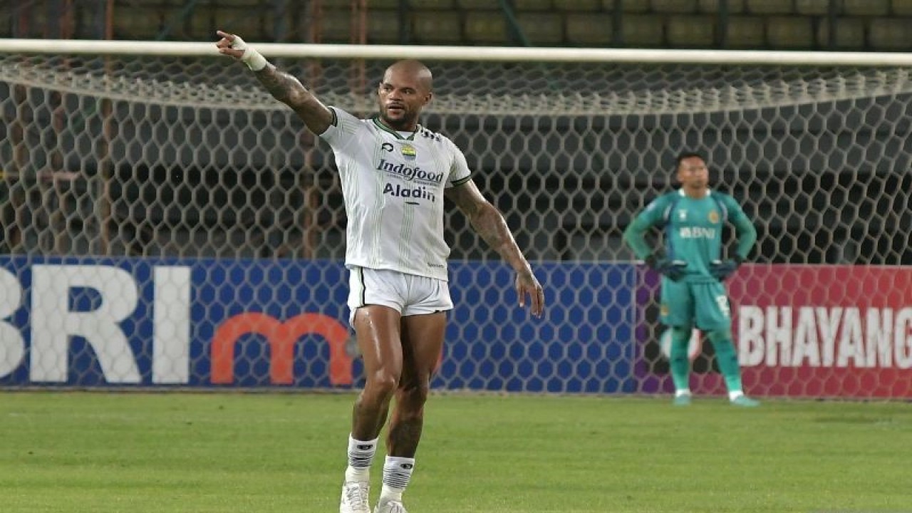 Pesepak bola Persib Bandung David Da Silva (kiri) melakukan selebrasi usai mencetak gol ke gawang Bhayangkara Presisi Indonesia FC pada lanjutan Liga 1 di Stadion Patriot Chandrabhaga, Bekasi, Jawa Barat, Sabtu (23/9/2023). ANTARA FOTO/ Fakhri Hermansyah/aww. (ANTARA FOTO/Fakhri Hermansyah)