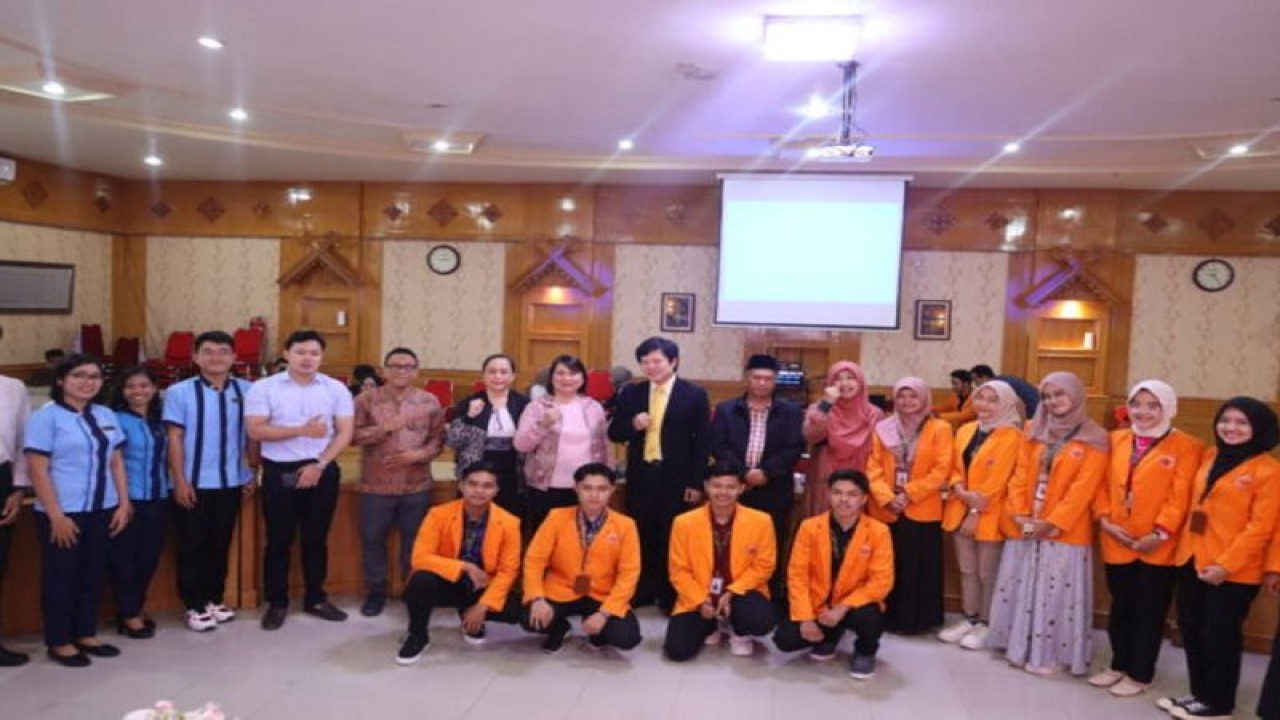 Pelepasan keberangkatan 10 mahasiswa Unja untuk mengikuti praktik mengajar di Thailand dan Filipina, Senin (18/9/2023). (ANTARA/HO-Unja)