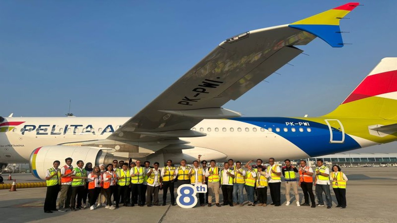 Jajaran Pelita Air menyambut kedatangan armada ke 8 pesawat Airbus A320 di Bandara Soekarno Hatta, Cengkareng, Tangerang, Banten, Senin (25/9/2023) (Antara/HO/Pelita Air)